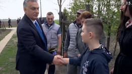Orbán Viktorral akart menni a kisfiú – „Most menni akarsz, aztán meg majd hozhatlak vissza” – videó
