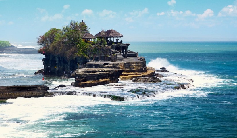 Świątynia Tanah Lot na skale w morzu/materiały prasowe Albatros