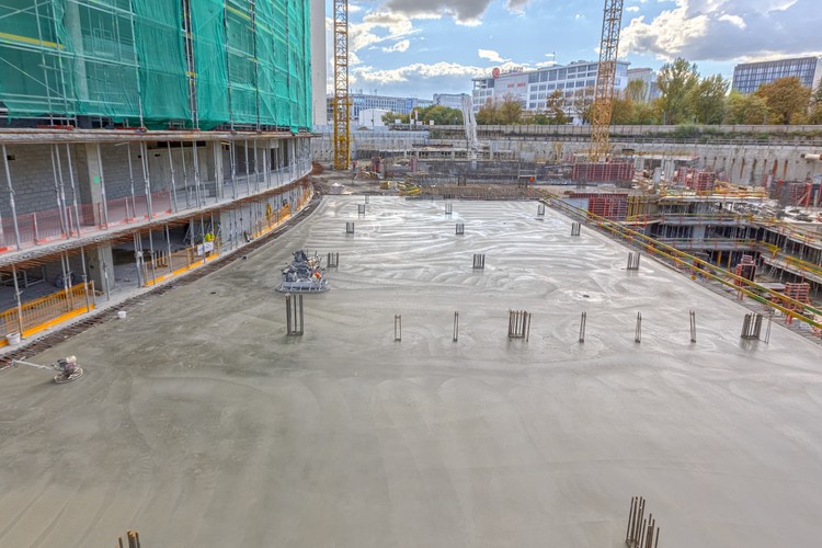 Budynek B został już niemal całkowicie wynajęty. Pierwszym i jednocześnie największym najemcą Warsaw Spire została unijna agencja FRONTEX (Europejska Agencja Zarządzania Współpracą Operacyjną na Zewnętrznych Granicach Państw Członkowskich). Pod koniec 2012 roku agencja wynajęła 14,6 tys. m kw. powierzchni i zajmie parter oraz piętra od czwartego w górę. Umowa najmu budynku została podpisana na 10 lat. Jarosław Zagórski, dyrektor handlowy i rozwoju Ghelamco Poland, ujawnił, że spółka prowadzi w tej chwili zaawansowane rozmowy z kolejnymi 6-7 dużymi najemcami zainteresowanymi wynajęciem powierzchni biurowej w Warsaw Spire.