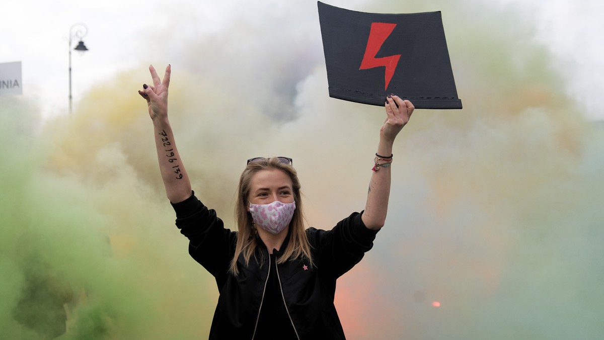 Strajk Kobiet. Kontrowersje na jednej z lekcji online. Powodem symbol Strajku