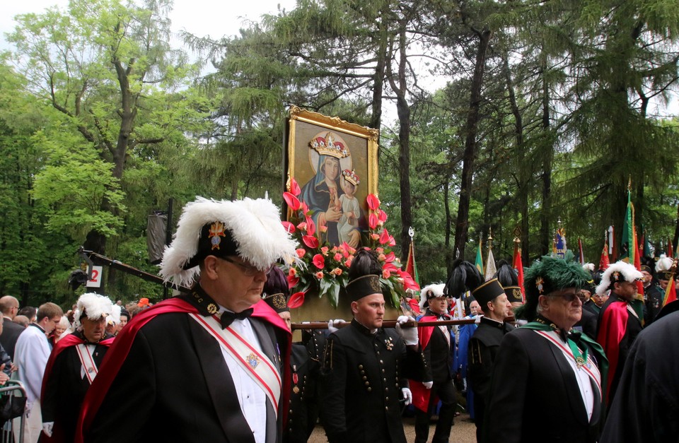 PIEKARY ŚLĄSKIE PIELGRZYMKA MĘŻCZYZN (pielgrzymi podczas uroczystości religijnych)