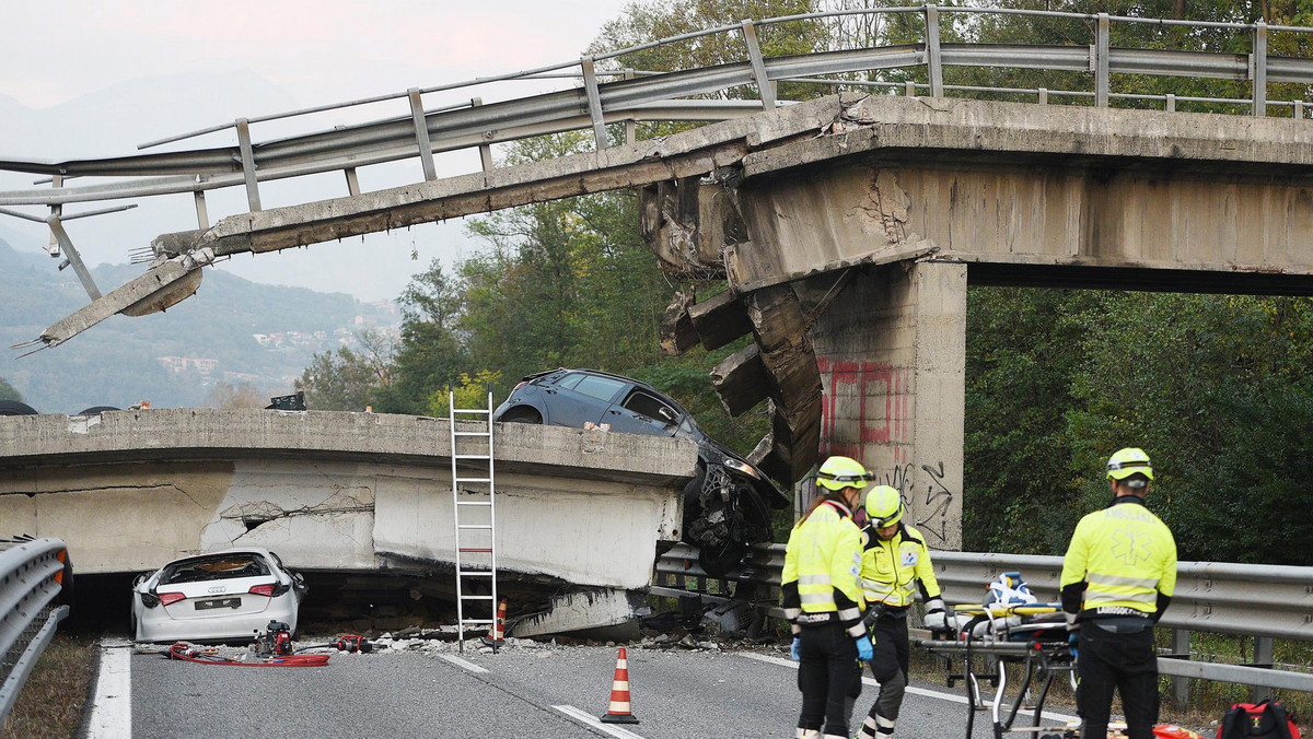 Jedna osoba zginęła, a cztery zostały ranne w wyniku zawalenia się wiaduktu na drodze krajowej w Lombardii na północy Włoch. Ratownicy nie wykluczają, że pod rumowiskiem mogą być inne pojazdy, które znajdowały się na drodze w chwili, gdy runął wiadukt.