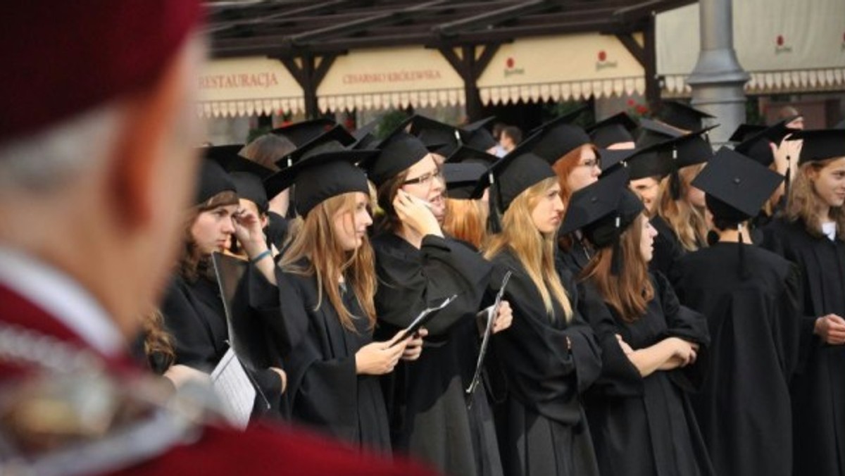 W czasie rozpoczynającego się nowego roku akademickiego wiele uczelni odczuje niż demograficzny. Z prognoz resortu nauki wynika, że liczba studentów nadal będzie spadać. Jednocześnie dyplomy, zdaniem wielu Polaków, tracą na wartości, bo kształcenie jest masowe