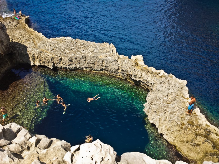 Gozo to druga co do wielkości wyspa archipelagu maltańskiego, jej powierzchnia wynosi 67 kilometrów kwadratowych. Według legendy to właśnie na wyspie Gozo nimfa Kalipso uwięziła na kilka lat Odyseusza. 