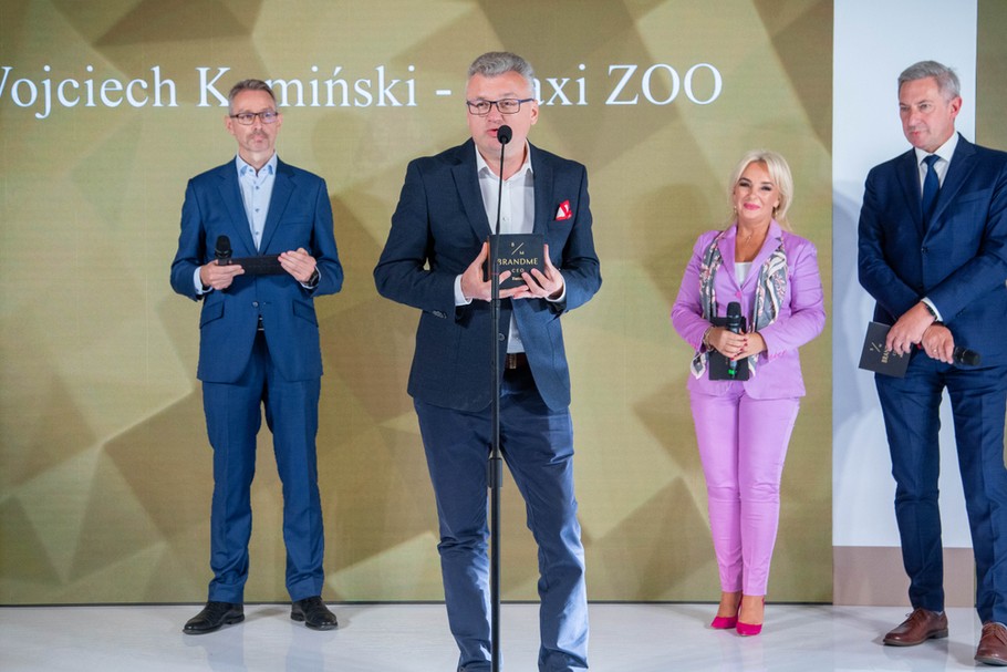 Wojciech Kamiński– wieloletni szef spółki Maxi Zoo w Polsce. Z wykształcenia psycholog, z zamiłowania pasjonat zarządzania duży nacisk kładący na prozespołowe podejście do pracowników. Bardzo dba o to, żeby być autentycznym i prawdomównym oraz – w konsekwencji – budzić zaufanie swojego zespołu. To filozofia, która sprawdziła się w trudnym roku pandemii.