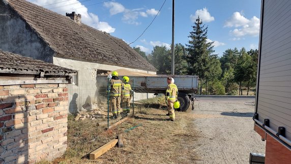 Przyczepa ze zbożem wjechała w dom fot. OSP Lipki Wielkie