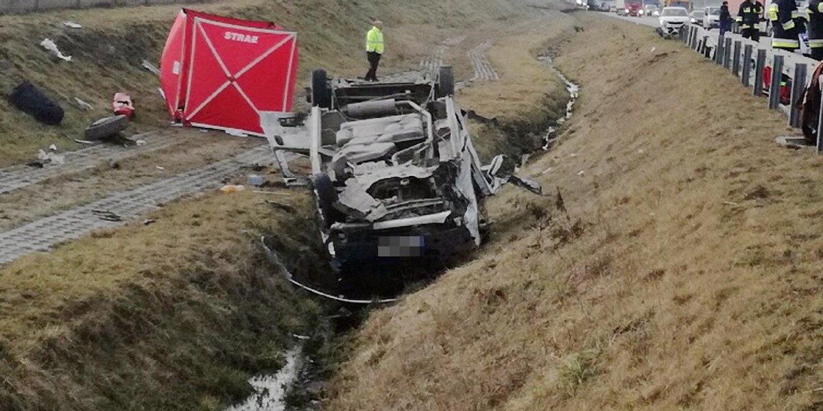 Bus dachował na A1. Jedna osoba nie żyje