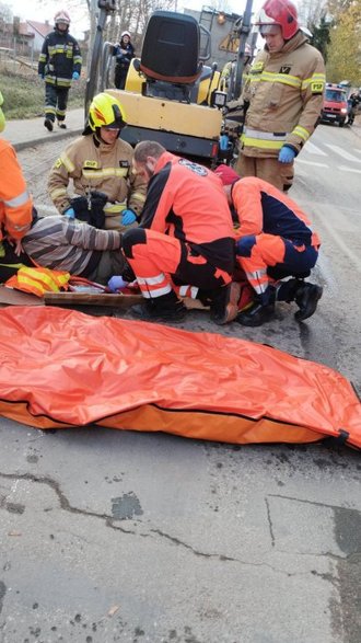 Nieszczęśliwy wypadek pod Olsztynem. Walec drogowy potrącił mężczyznę