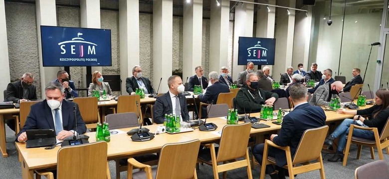 Przerwana komisja obrony. Wniosek do prezydium Sejmu i zapewnienie: Dostosuję się