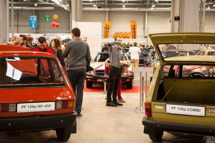 Fiat 126p Combi i 126 NP na stoisku magazynu 'Auto Świat Classic'