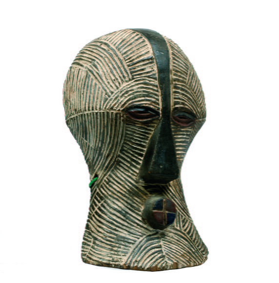 Maska antropomorficzna kifwebe, lud Songie (Demokratyczna Republika Konga), lata 90. XX w, z kolekcji prof. Jacka Łapotta, zbiory Muzeum Miejskiego w Żorach.