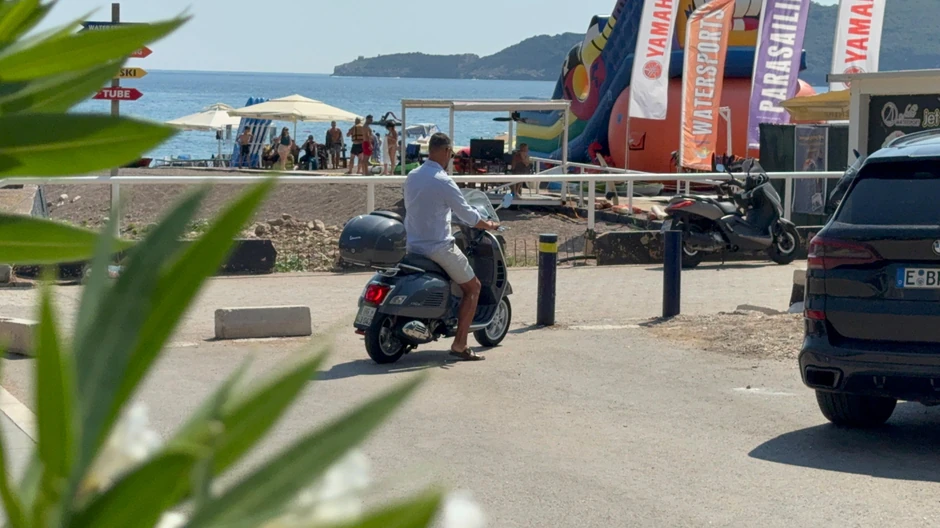 Nemanja Stevanović vozi skuter po primorju