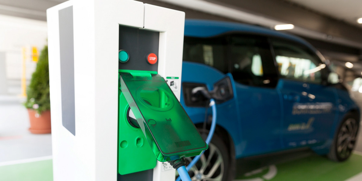 Pojazdy spalinowe będą mogły być rejestrowane na terenie Unii Europejskiej tylko do 2035 r., za wyjątkiem napędzanych e-paliwami. 