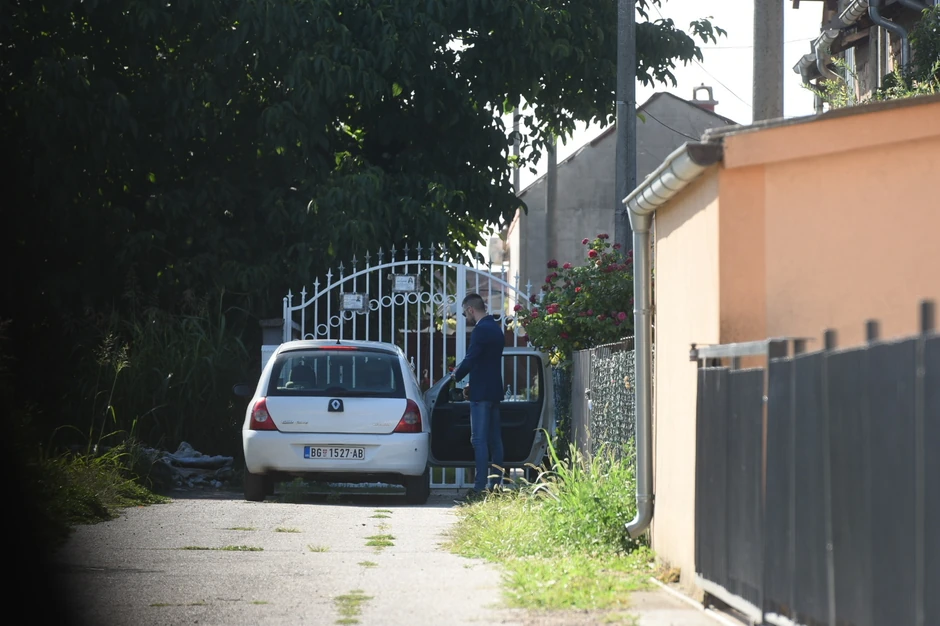 Zoranov sin Uroš ulazi u kuću