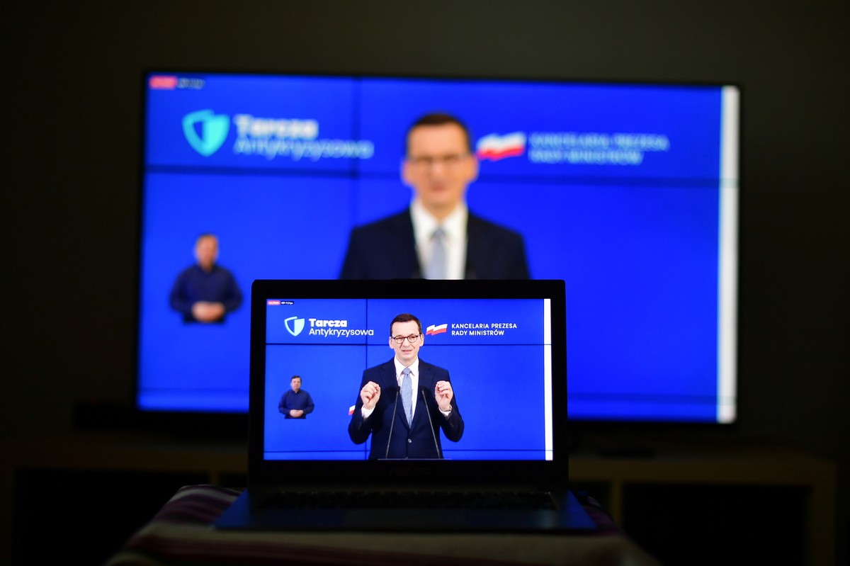 Z całą pewności skierujemy do Trybunału Konstąytucyjnego, który jest najwyższą instancją odwoławczą, zapytanie w tej sprawie - do jakiego stopnia instytucja taka jak TSUE może wydawać wyroki zabezpieczające takie jak ten, który dzisiaj do nas dotarł - mówił Mateusz Morawiecki