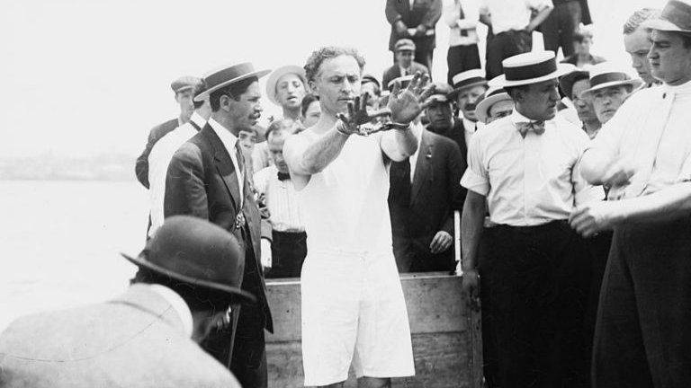Harry Houdini prezentuje jedną ze swoich sztuczek, rok 1919