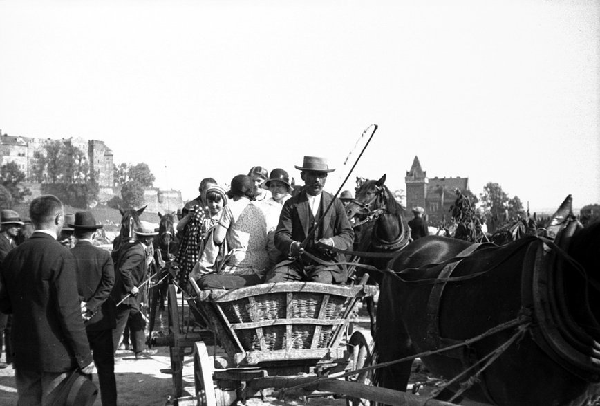 Wyjazd z przystani Groble na Bielany podczas Zielonych Świątek w Krakowie, 1931 r.