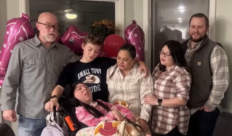 Rodičia Shawn a Lorena sa o Alex neustále starajú.