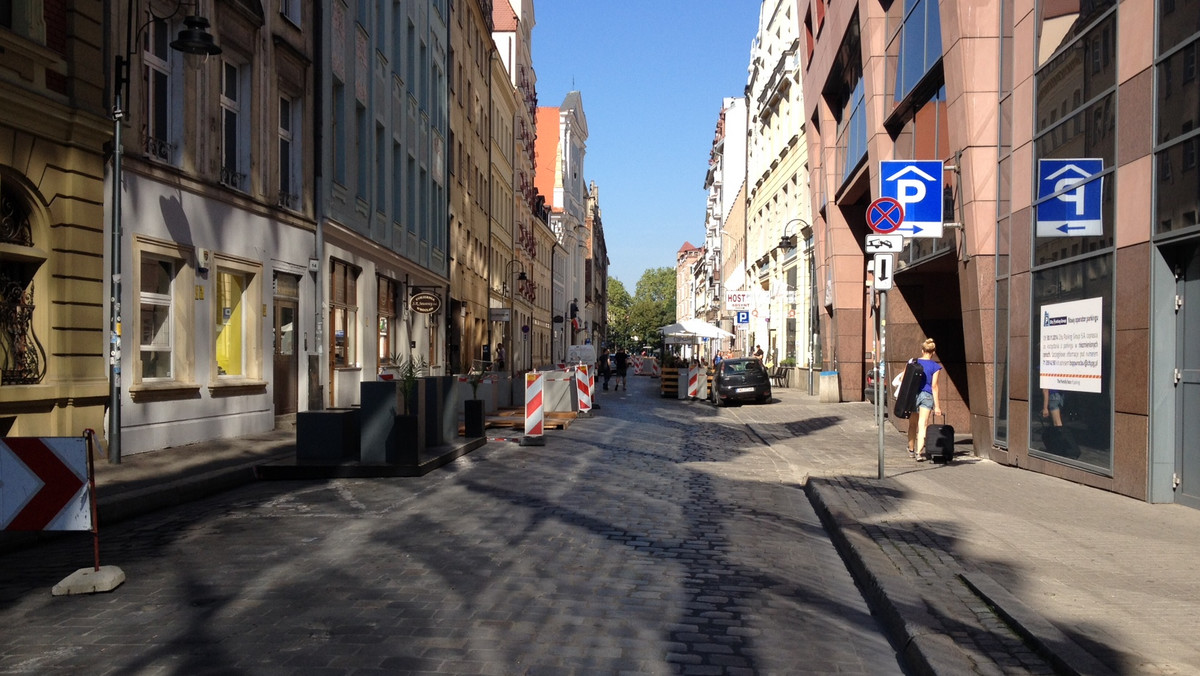 Kameralna ulica św. Antoniego w centrum Wrocławia zmienia swoje oblicze. Teraz ma być bardziej zielona i przyjazna pieszym. Oficjalna prezentacja alejki w nowym wydaniu odbędzie się już w najbliższy piątek.