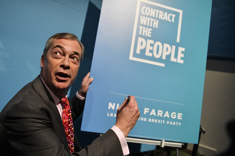 Eurosceptyczna Partia Brexitu przedstawiła w piątek program, w którym pójdzie do wyznaczonych na12 grudnia wyborów do Izby Gmin. Jej lider Nigel Farage obiecuje "polityczną rewolucję, która postawi zwykłych ludzi na pierwszym miejscu".