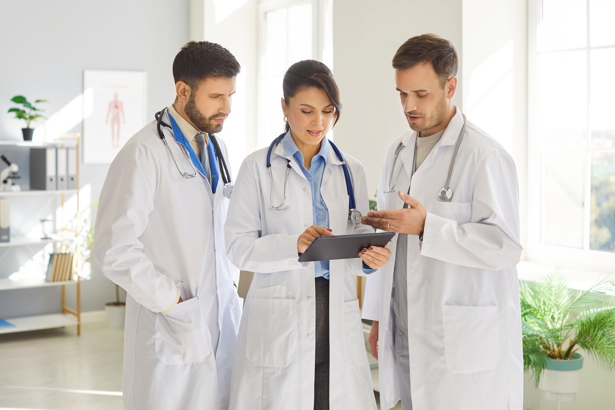 Kobieta i dwóch mężczyzn w kitlach