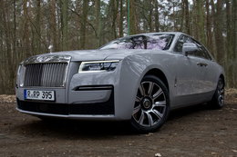 Czy Rolls-Royce może być skromny? Za kierownicą samochodu za ponad 2 mln zł