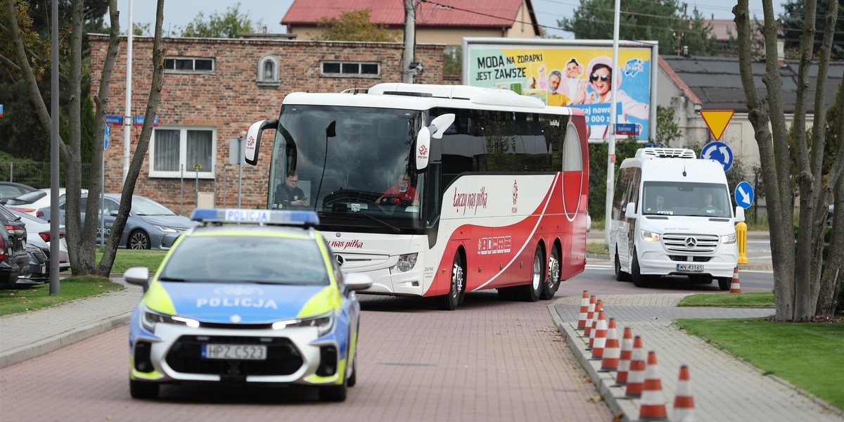 Reprezentacja Polski jest już w Warszawie. Podróż do hotelu pod eskortą policji.