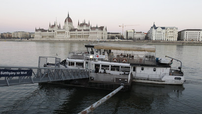 A 2-es metró helyett egy metrópótló hajó szállítja az utasokat a Dunán - galéria