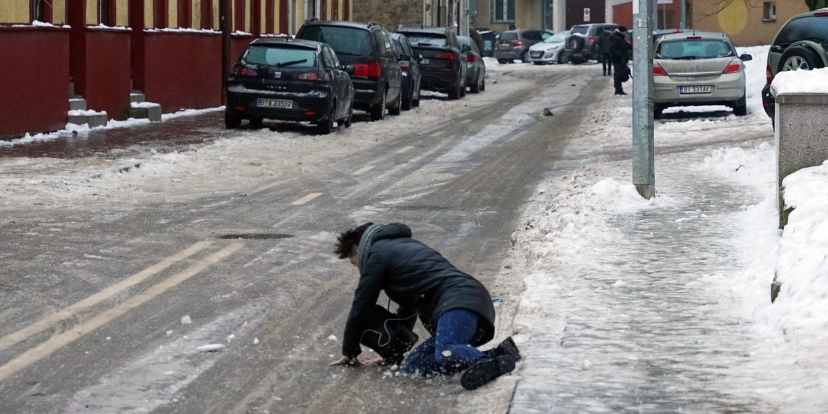 Sądy zasądzają coraz wyższe kwoty odszkodowań dla osób poszkodowanych w wypadkach na śliskich nawierzchniach.