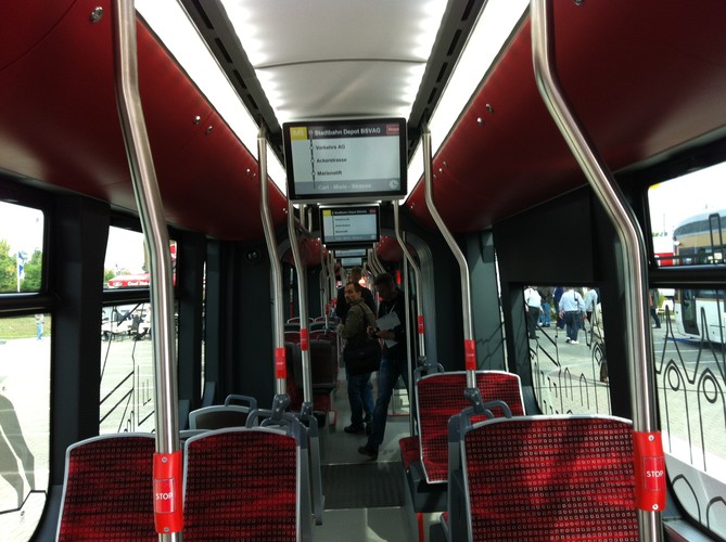 Stonowany, nowoczesny, chociaż wydaje się też trochę ciasny. Tak wygląda Tramino dla Brunszwiku od środka. Solaris wchodzi na rynek tramwajowy, mimo że bardziej znany z produkcji autobusów. W sumie już ponad 11 tys. autobusów z charakterystycznym jamnikiem jeździ w ponad 400 miastach w 26 krajach. Fot. Konrad Majszyk