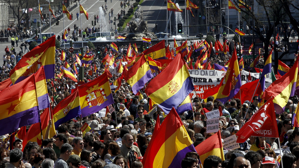 Osiem tysięcy ludzi demonstrowało w Madrycie w 82. rocznicę ustanowienia republiki. Protestowano przeciwko monarchii, domagając się powrotu do demokratycznie obieralnego przywódcy państwa, i krytykowano nadszarpnięty skandalami wizerunek Burbonów.