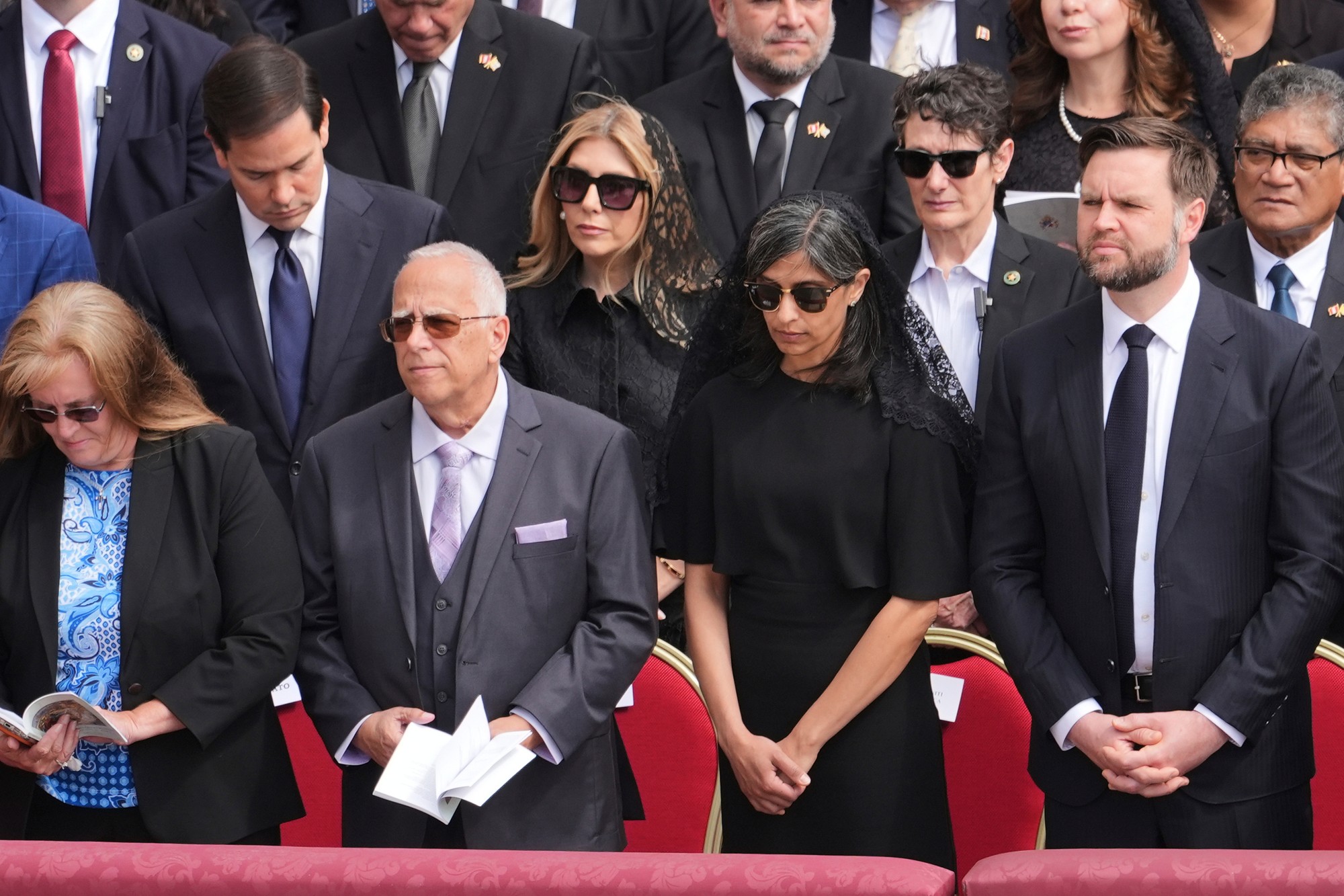 Predný rad sprava doľava: viceprezident JD Vance a druhá dáma Usha Vance, Louis Prevost, brat pápeža Leva XIV., a jeho manželka Deborah počas inauguračnej omše pápeža Leva XIV.