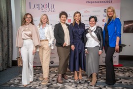 Direktorka izdavaštva RINGIER Serbia i autorka i voditeljka "Blic žena studija" Jelena Isaković sa učesnicama i gošćama konferencije  Lepota žene