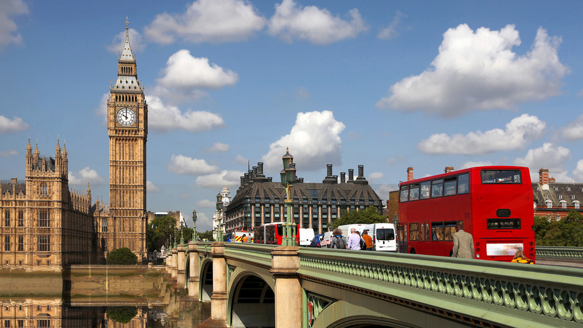 Nieznany osobnik przechadzał się z flagą Państwa Islamskiego pod londyńskim parlamentem, jednakże policja nie zareagowała - podaje Londynek.net za "Evening Standard".