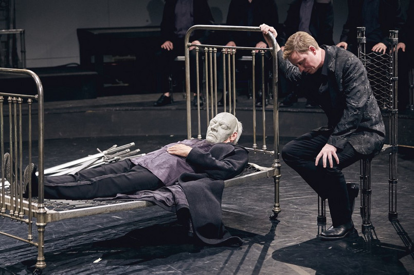 Premierowy spektakl zakończyły długie owacje na stojąco. Teatr zaplanował cztery premierowe przedstawienia „Hamlet – komentarz” 2, 3 i 11, 12 lipca. fot. Mateusz Bral