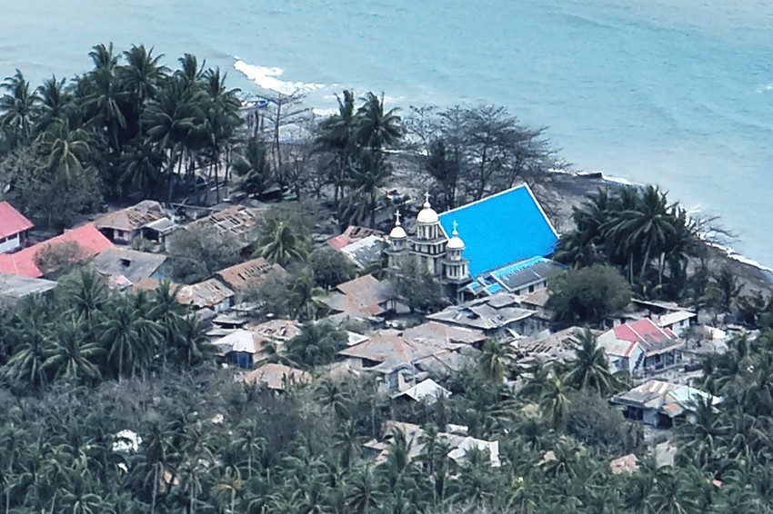 Selo na ostrvu Tagulandang prekriveno pepelom usled erupcije vulkana Ruang, Indonezija, 19. aprila