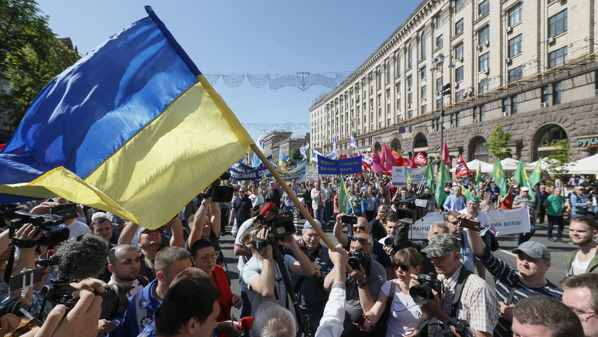 W Dniu Święta Pracy ulicami Kijowa przeszedł dzisiaj dwutysięczny marsz, którego uczestnicy domagali się m.in. godnej pracy, lepszych płac i obniżenia świadczeń komunalnych. Obchody 1 maja na Ukrainie były na ogół spokojne.