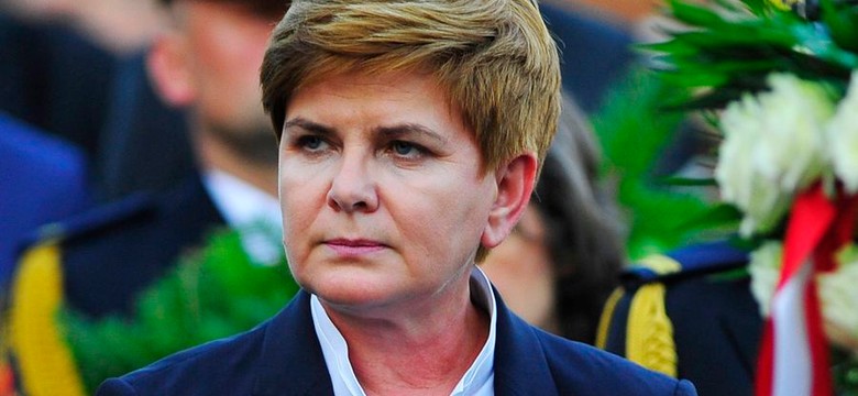 Political fiction po polsku. Szydło moczy nogi, Kaczyński radzi: Posmaruj maścią