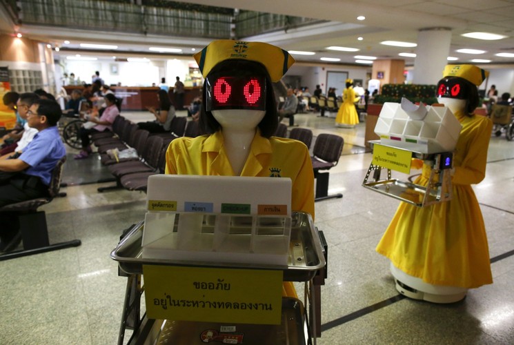Mongkutwattana General Hospital w Tajlandii – roboty w pracy
