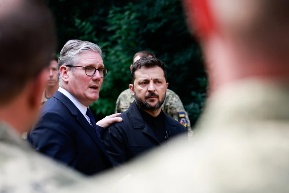 Kir Starmer i Volodimir Zelenski sa vojnicima iz Operacije Interfleks koja podržava ukrajinske snage u Londonu 23. juna 2025.