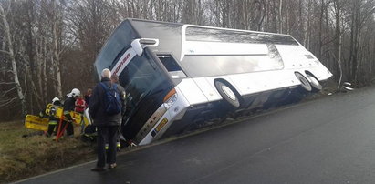 Autobus z dziećmi wypadł z drogi!