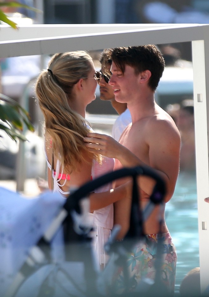 Patrick Schwarzenegger  flirtuje z piękną blondynką. Szczęściarz z niego!