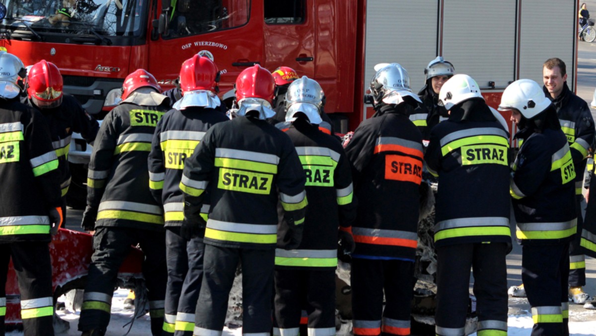 Pożar zboża koło Opola. Straż pożarna użyła śmigłowca