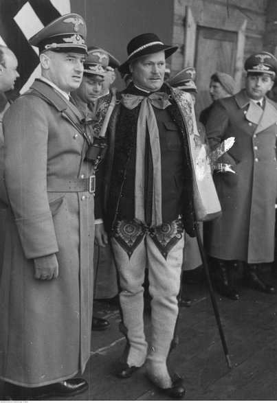 Gubernator Hans Frank (z lewej) podczas rozmowy z Wacławem Krzeptowskim