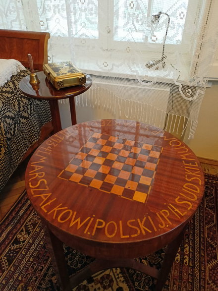 Stolik z szachownicą podarowany Marszałkowi Polski