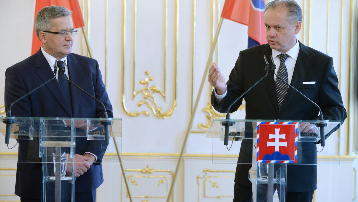Prezydent Bronisław Komorowski powrócił wczesnym popołudniem z Bratysławy, gdzie uczestniczył w konferencji na temat bezpieczeństwa Global Security Forum (GLOBSEC 2015) i spotkał się m.in. z prezydentem Słowacji Andrejem Kiską.