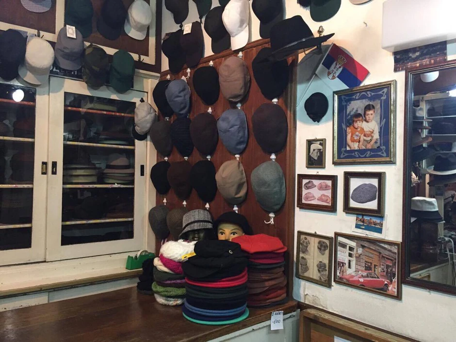 Ovde se prodaju kačketi, beretke, šubare, šeširi...