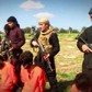 isis syria państwo islamskie terroryści żołnierze karabiny wideo dzieci