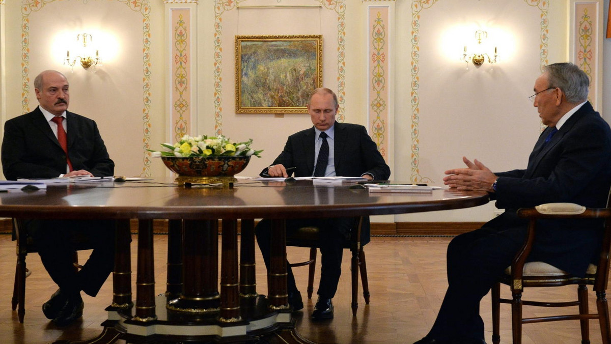 Rosja, Białoruś i Kazachstan już w maju podpiszą umowę o utworzeniu Euroazjatyckiej Unii Gospodarczej. Decyzję taką podjęli podczas spotkania w Moskwie prezydenci tych trzech krajów: Władimir Putin, Aleksander Łukaszenka i Nursułtan Nazarbajew.