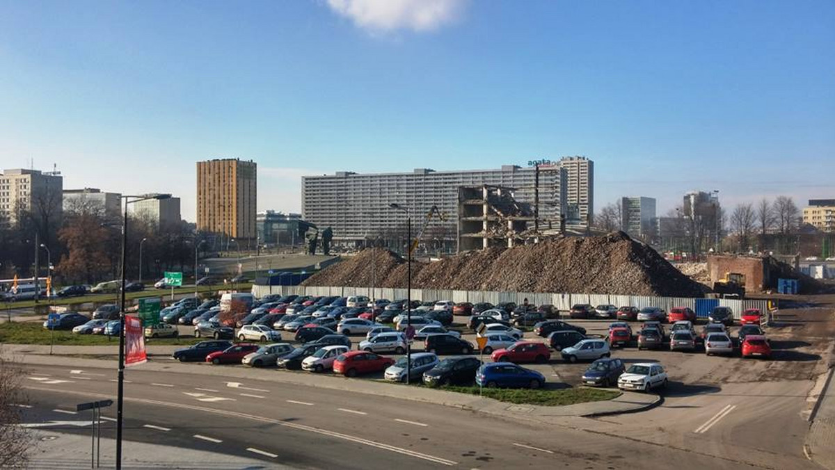 To już pewne. W sąsiedztwie katowickiego Spodka powstanie kompleks biurowy składający się z dwóch budynków połączonych podziemnym parkingiem. Dwie wieże powstaną w miejscu wyburzonego wieżowca byłej DOKP. Urząd Miasta zatwierdził już plan budowy.